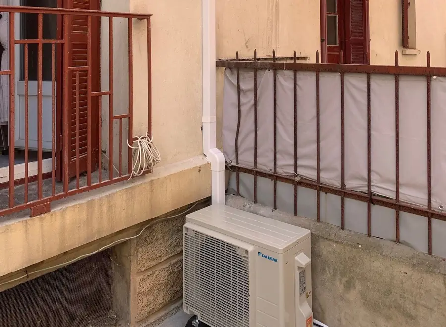 Unité extérieure Daikin sur une loggia à Ajaccio, liaisons sous goulotte le long de la façade