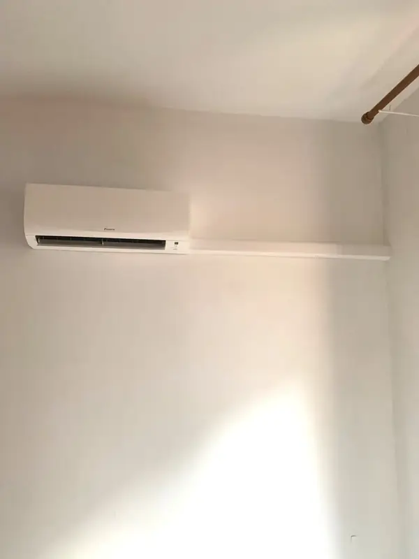 Unité intérieure murale Daikin installée dans un appartement à Ajaccio