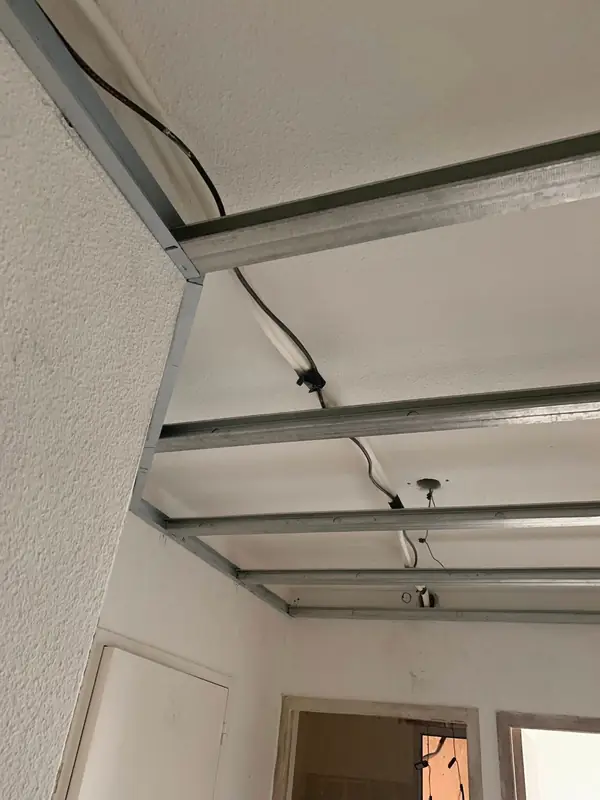 Ossature du faux plafond créé dans le couloir pour cacher les liaisons